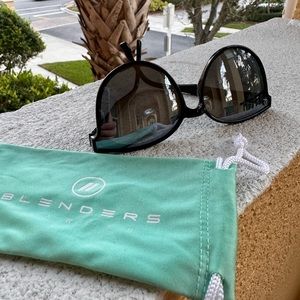 Blenders Black Mascara Women’s sunglasses